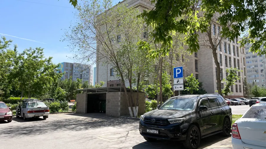Абая 10 — парковка, фото 4